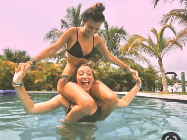 Sua foto com Adisson 
Ela é corna mas é minha amiga 😂❤️