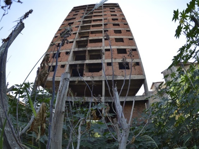 Procuraria uma casa, prédio ou base abandonada para servir de base.