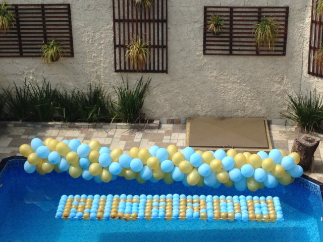 Balões dentro da piscina formando meu nome