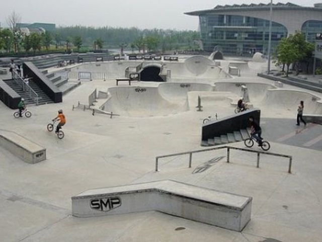 Em uma pista de skate com a galera popular da sua escola