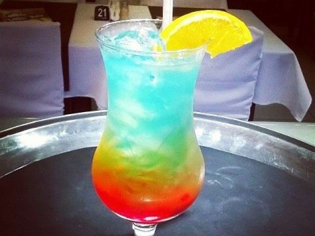 Um drink colorido