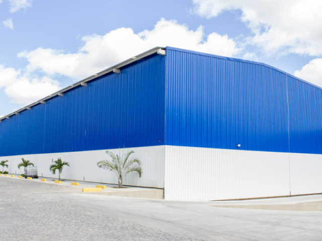 Galpões, garagens, estacionamentos e locais de construção.