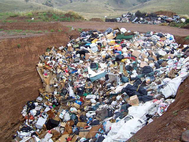 Como a incineração e a compostagem, a reciclagem diminui a quantidade de lixo destinada a aterros sanitários.