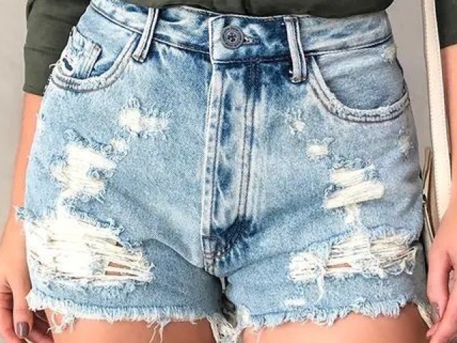 Pode ser esse shorts mesmo, bonitinho