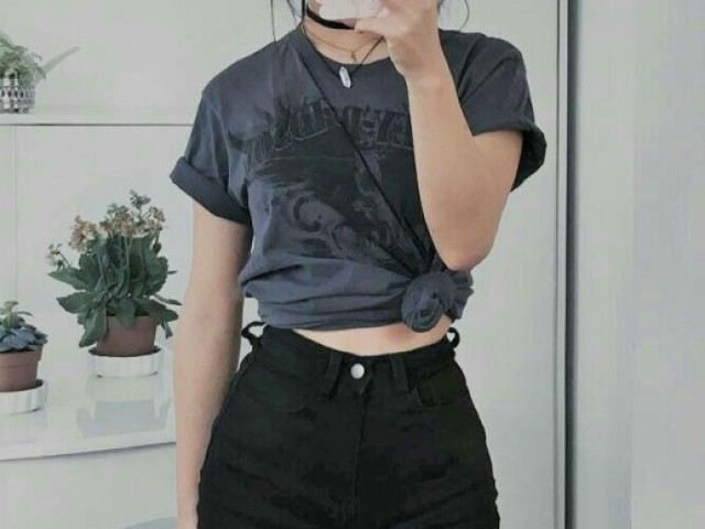 Ela tá usando um shorts;-;