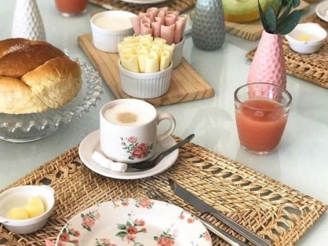 Pão presunto e mussarela manteiga e café com leite e suco