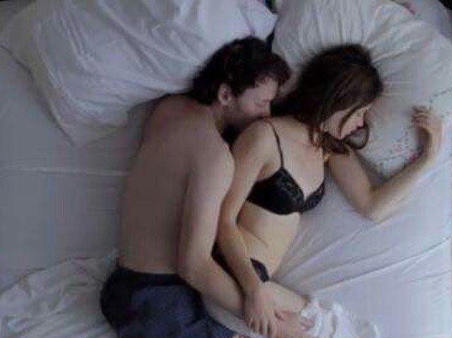 Vcs dormiram assim
P.S: vcs juntaram a cama de solteiro