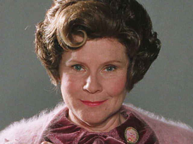 Dollores umbridge,torturava os alunos de hogwarts de forma cruel