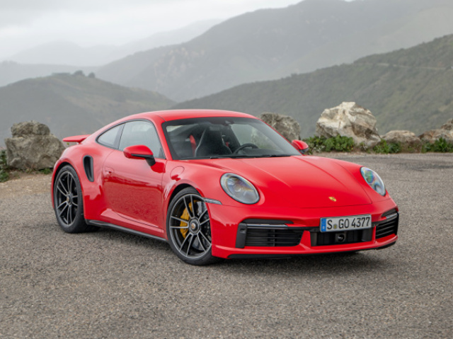 Porche 911 cor vermelho metálico destacado