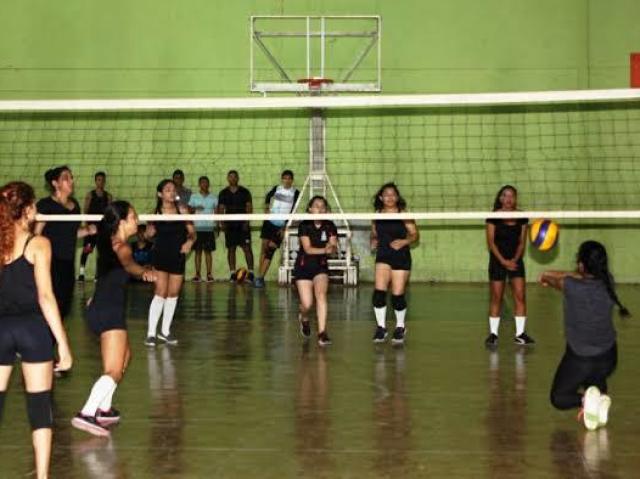 Vôlei, futsal , basquete,dadgebol, dama, xadrez etc.