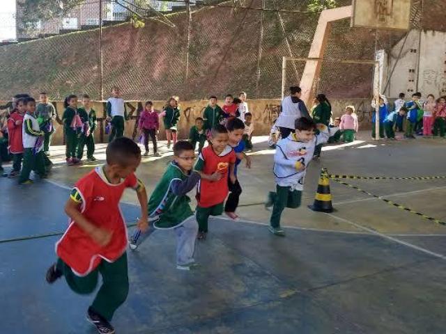 Futsal,tênis de campo, ping-pong, dama, natação etc.