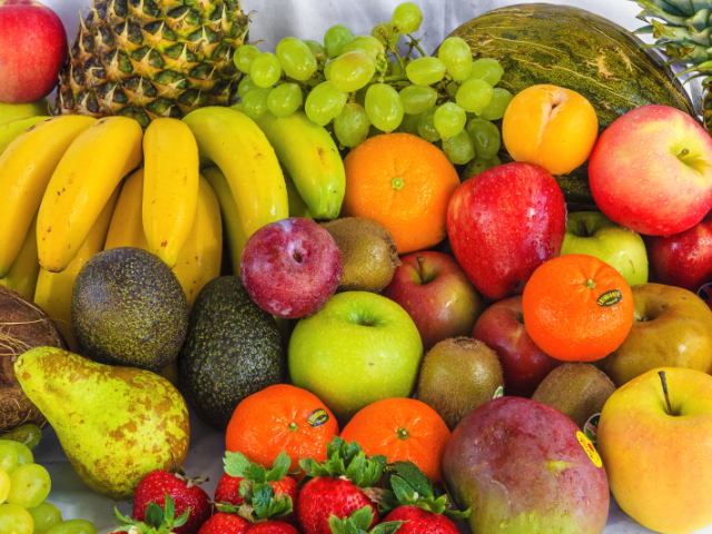 Começa a procurar comida, pois é mais importante para sobreviver.