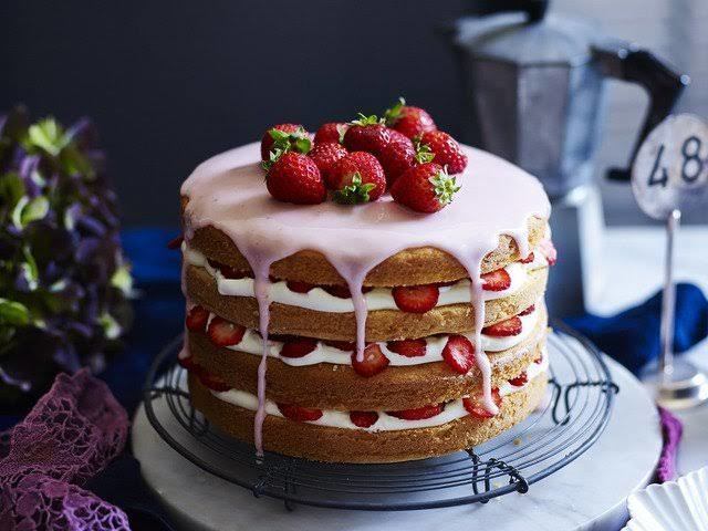 Bolo de chocolate e morango