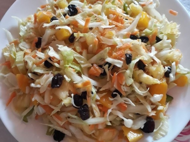 Salada de repolho com uva passa