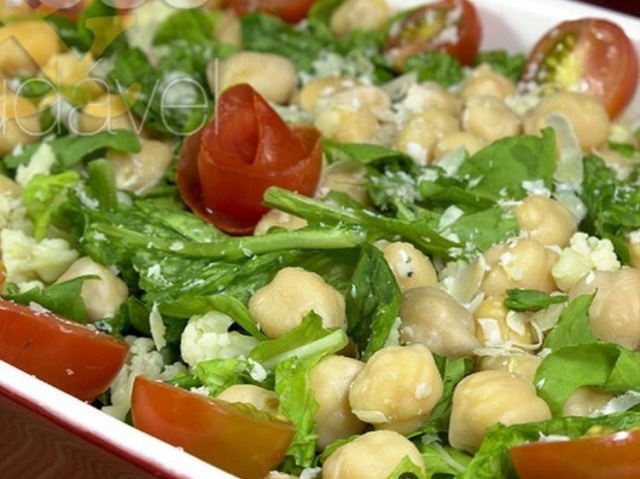 Salada de grão de bico com rúcula