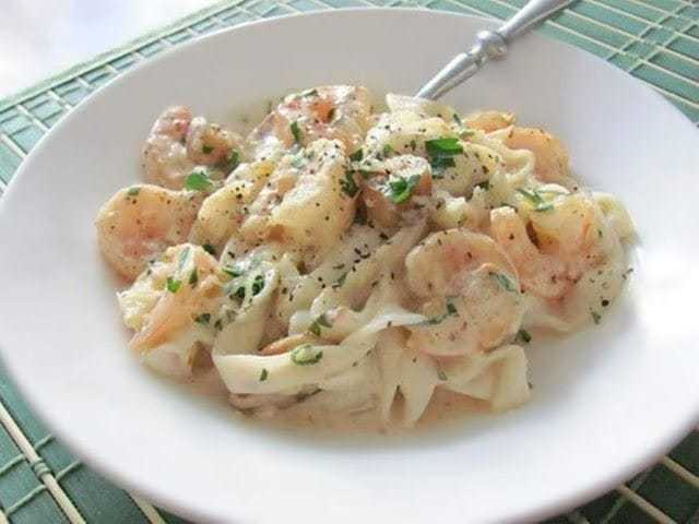 Macarrão com molho branco e camarão