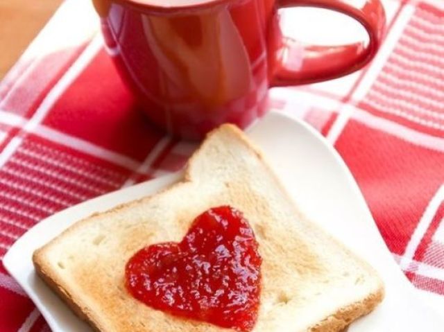 Uma torradinha com uma geleia de coração, e um café com leite.