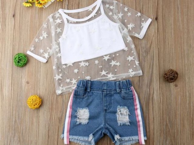 Uma blusa de telinha de estrelas, um shorts jeans e um top branco.