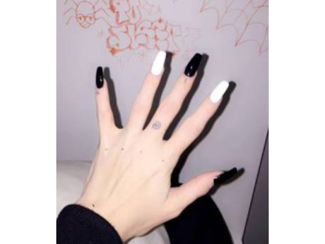 Unha preto e branco