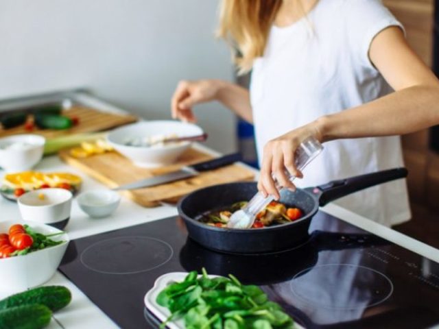 Prefiro ficar em casa cozinhando