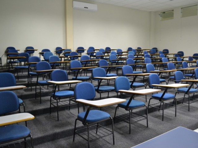 FUI PARA A SALA DE AULA ESPERAR O PROFESSOR CHEGAR.