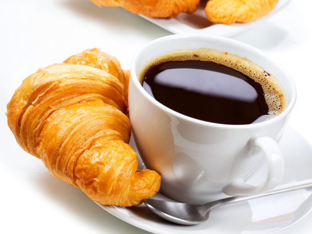 PEDI CROISSANT COM CAFÉ.