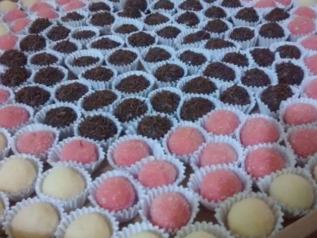 brigadeiros,beijinhos, bem casado, (docinhos)