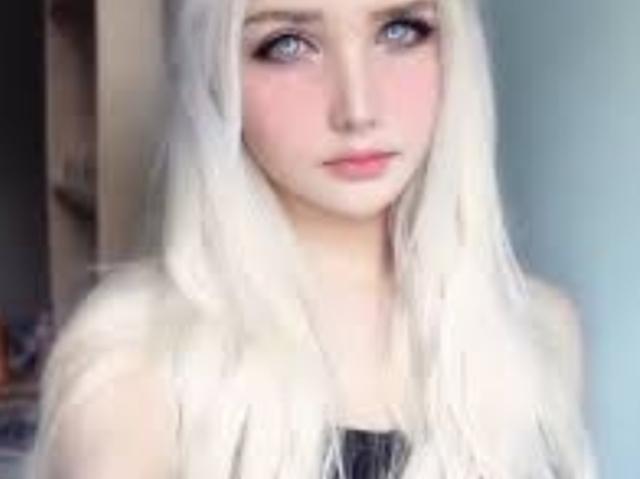 Essa menina linda branquinha cabelo branco olhos claros