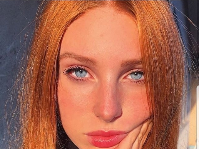 Essa menina ruiva muito linda olhos claros