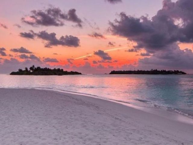 Praia, um local paradisíaco e tropical.