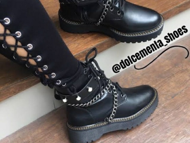 Botas com correntes