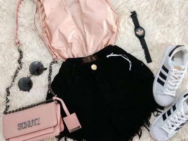 SHORT JINS BLACK BORDA CAVADINHA COM UMA CAMISA PINK MANGA CAVADINHA E UM TÊNIS ADIDAS...UMA BOLSA PINK COM UM ÓCULOS DE SOL E UM RELÓGIO BLACK.