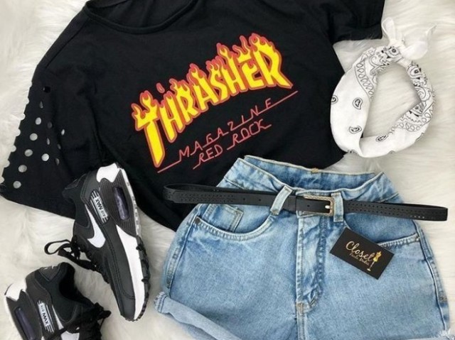 SHORT JINS MUITO FOFO COM UMA MINI CAMISA THRASHER PRETA E UM TÊNIS NIKE...COM UMA BANDANA BRANCA.