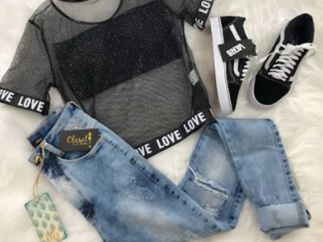 Blusa com cropped , calça jeans e tênis