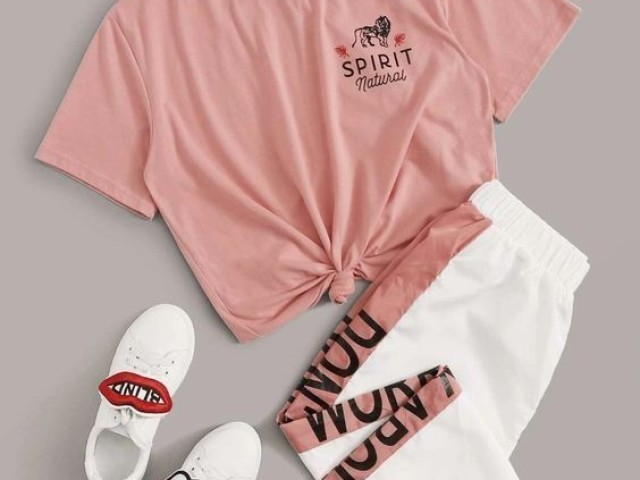 CALÇA DE MOLETOM BRANCA COM LISTA PINK , UMA MINI CAMISA AMARRADA E UM TÊNIS BRANCO BEIJINHO.