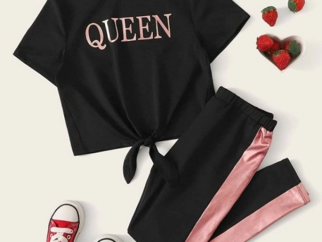 UMA CALÇA DE MOLETOM PRETA COM LISTA PINK , UMA MINI CAMISA AMARRADA BLACK QUEEN E UM TÊNIS VERMELHO COM A PONTA BRANCA.