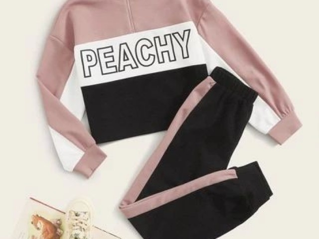 UMA CALÇA DE MOLETOM PRETA COM LISTA PINK E UMA MINI BLUSA PINK PEACHY.