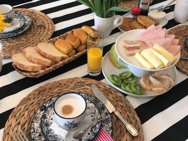 SÓ UM CAFÉ COM LEITE COM ROSQUINHAS ESTÁ BOM.