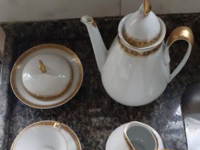 Porcelana Com Detalhes De Ouro