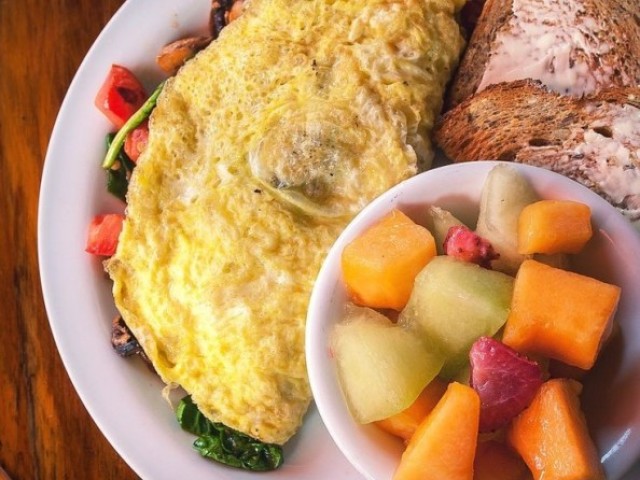 ESSE DELICIOSO COM SALADA DE FRUTAS PARA SOBREMESA.