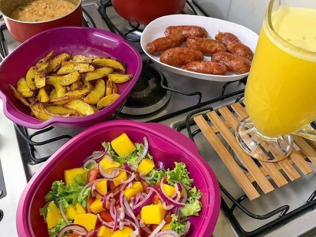 HMMM...QUE TAL ESSE BATATA FRITAS,LINGUIÇA ASSADA,SALADA E UM SUQUINHO DE MARACUJÁ.