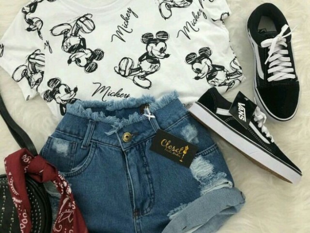 UMA MINI CAMISA DISNEY COM UM SHORT JINS CAVADINHO E UM TÊNIS BLACK NIKE...UMA BOLTA BLACK E UMA BANDANA VERMELHA.