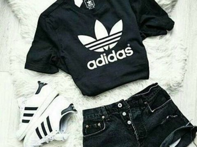 UMA CAMISA PRETA ADIDAS UM SHORT JINS E UM TÊNIS BRANCO DA NIKE.