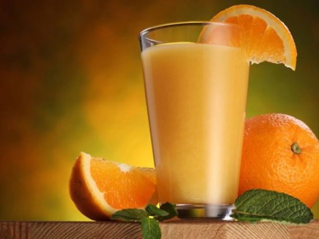 Um suco de laranja