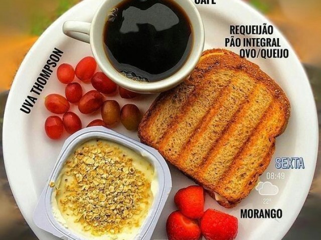 Café, pão integral com ovo/queijo, uvas, morangos e iorgurt