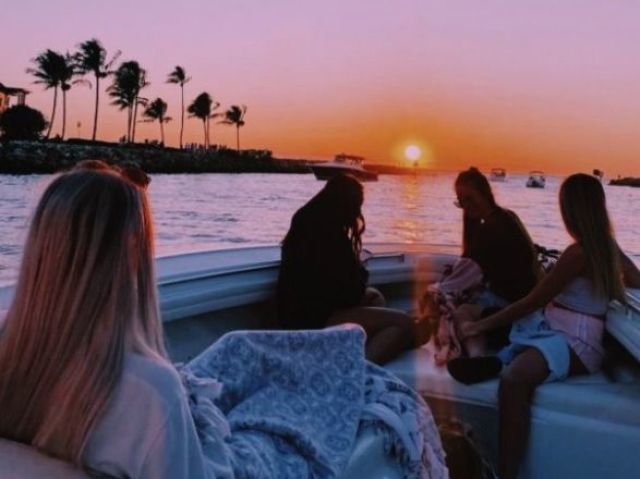 Uma festa em um barco, aproveitando o por do sol.