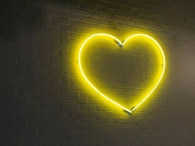 Amarelo neon.
