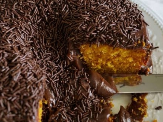 Bolo de cenoura com chocolate