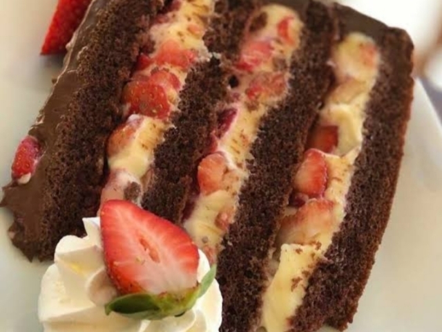 Bolo de morango com chocolate