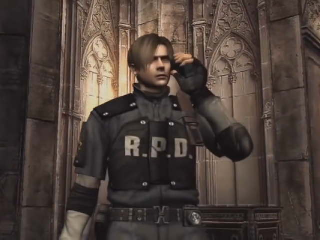 Leon com a roupa de polícia